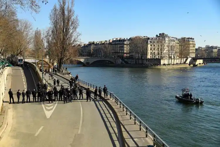 塞纳河畔:禁止聚集|新华社|法国巴黎|巴黎_新浪新闻