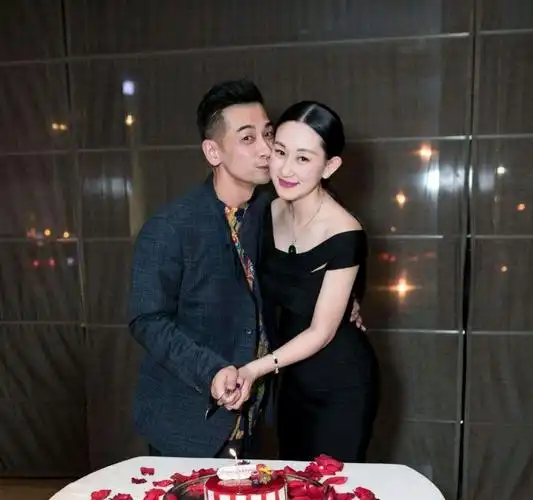 赵文卓太太张丹露,妥妥的人间真实!大肚腩,粗胳膊粗腿随便晒!