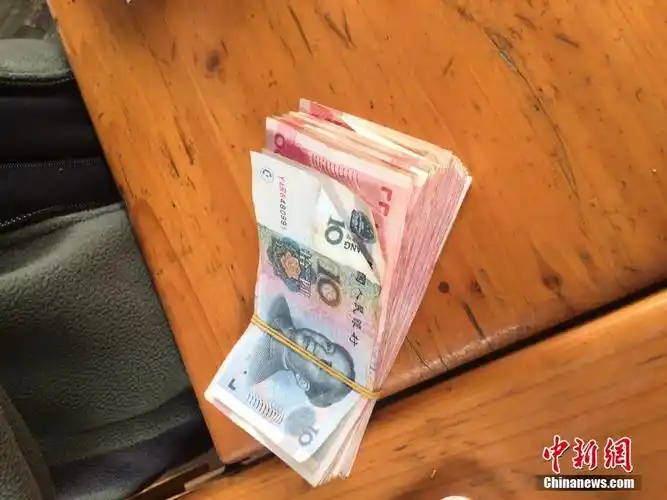 云南野生动物园现土豪投人民币喂长颈鹿