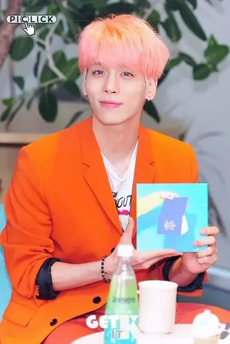 getitk照片shinee钟铉节目录制爱心发射