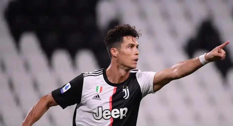 图为尤文图斯队球员c罗庆祝进球.新华社发(费代里科·塔尔迪托摄)