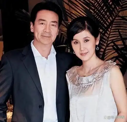 大家都说男明星娶了个漂亮老婆,肯定维持不了多久,但他们夫妻俩却恩爱