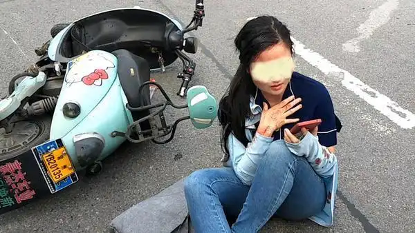 郑州一女子骑电动车被轿车撞飞,当场摔"断片"