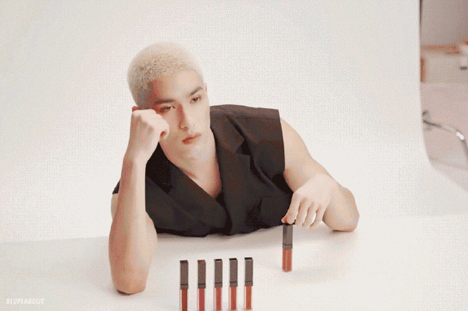 米卡金发寸头造型