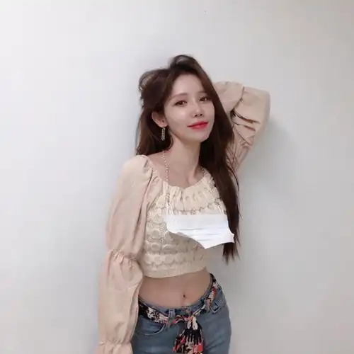 而且通过这几年的努力,郑荷娜不仅得到了来自学校方面的认可,而且很多