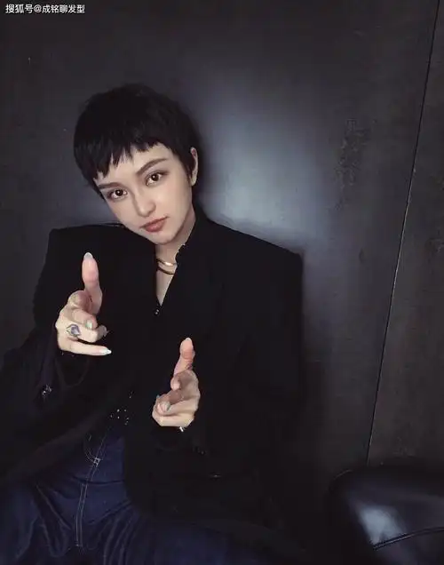 原创周扬青剪短发上热搜一身黑色显个性又显帅气网友真失恋了