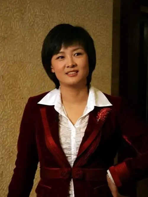 在汶川一哭成名的央视主持人李小萌,16年过去后,如今的她怎样了