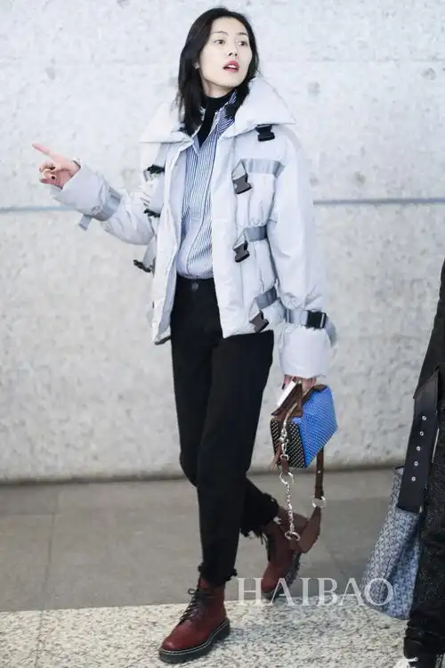 "2018海报街拍instar"候选人刘雯的全年街拍合辑:穿衣简约,不费力反倒