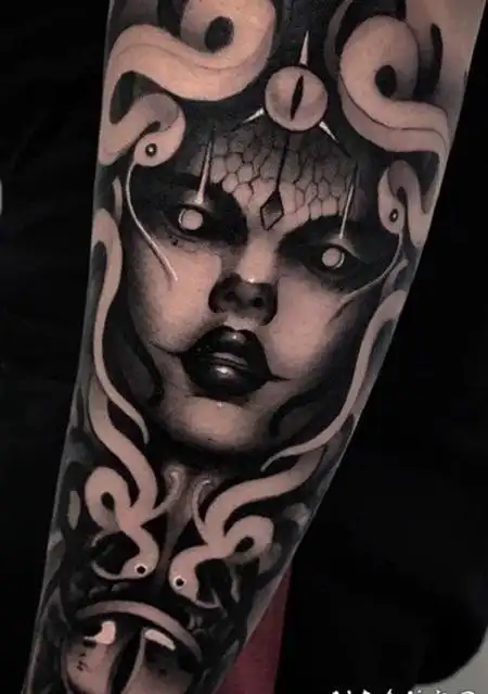 黑色写实蛇发女郎美杜莎纹身作品图