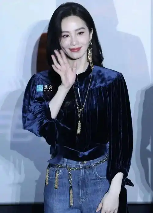 37岁刘诗诗复出后容光焕发,穿2万丝绒衬衫搭牛仔裤很贵气,生图状态白