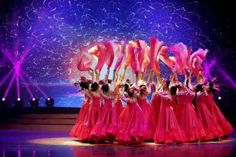 胡蝶上综艺节目唱歌跳舞_历年春晚最有价值的节目出现了……-票房剧透