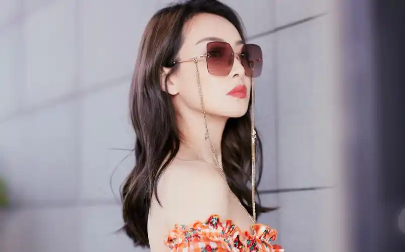 宋茜穿橙色露肩短裙拍写真直角肩大长腿惹人羡