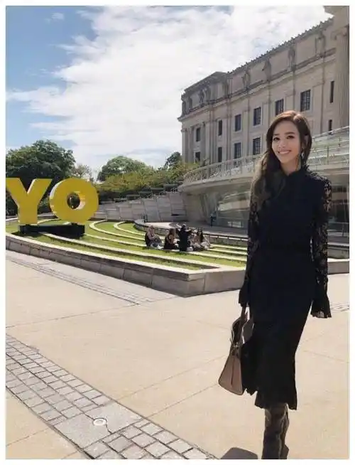原创侯佩岑现身纽约大秀黑色蕾丝裙搭高跟靴气质好得哪像41岁