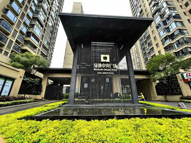 绿地中央广场142平毛坯4房2卫双阳台南北通透无欠款