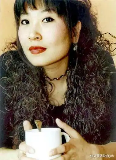 20世纪80年代,张蔷成为最早活跃于流行音乐领域的中国内地歌手之一.