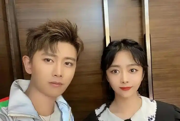 回顾任嘉伦从运动员到明星走红时公布恋情一家三口幸福美满