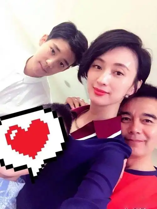 不过与前几位不同的是,两人结婚至此依然很幸福,并且许亚军对妻子也很