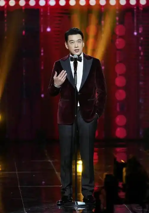 演员王耀庆:为了不搬家娶了房东女儿,婚后生两子,幸福美满