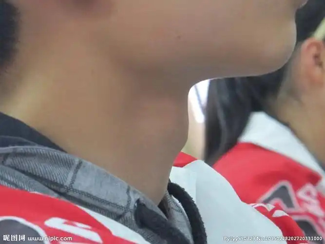 13岁男生喉结这样正常吗