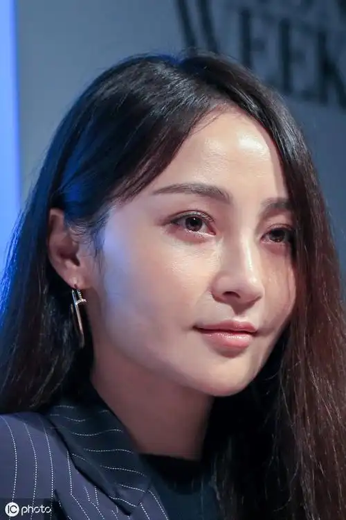 今日姚笛被拍到穿着十分休闲宽松,全部素颜,在某饭店出来之后有一位