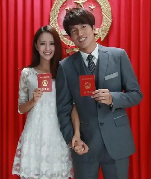 言承旭佟丽娅剧中结婚照被扒 十指紧扣定格甜蜜