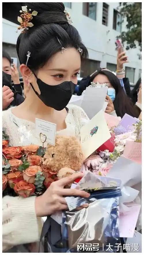 孟子义九重紫杀青,请粉丝贵宾楼吃席,孟妈亲自陪吃陪聊|暖宝宝|吴宣仪