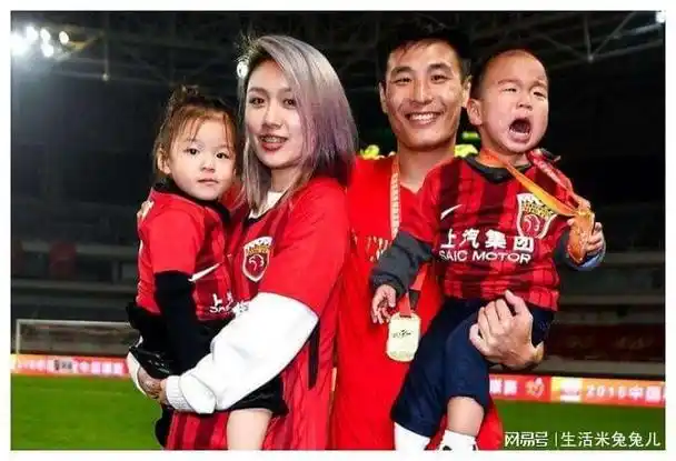 武磊双喜临门变自信可首发妻子罕见出镜肤白貌美贤惠能干