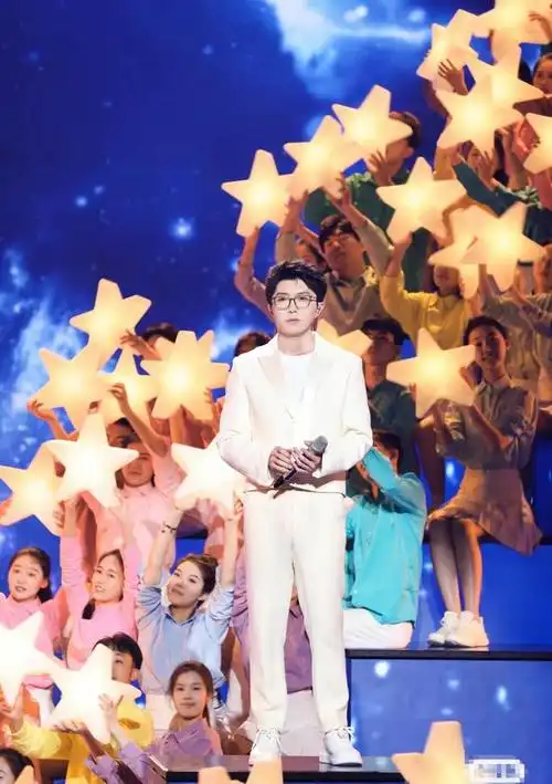 身高估计已经达到了180,发型也不再留刘海,整个人看起来焕发精神,确实