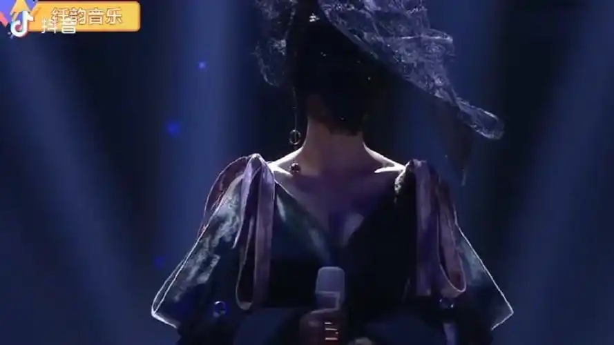 陈冰在蒙面唱将猜猜猜唱的《一个人》,至今为止每次听都会被震撼到!