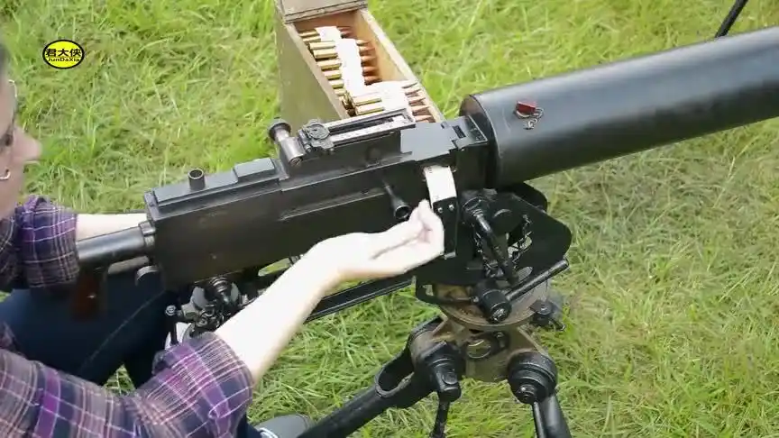 勃朗宁m1917水冷式重机枪,采用帆布式弹链供弹,靶场射击实测-军事视频