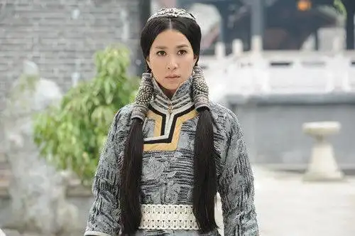 察必有男人的野心,又有女人的温柔,在她死后,他另外册立皇后,新皇后南