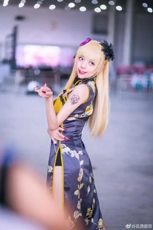 高跟长腿小姐姐上演真人手办cos稳重带皮还带点小俏皮