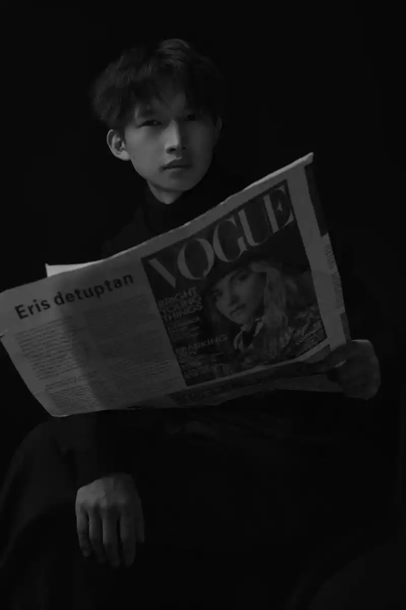 男生高级感黑白肖像写真拍照姿势.#肖像 #黑白照片氛围感 #