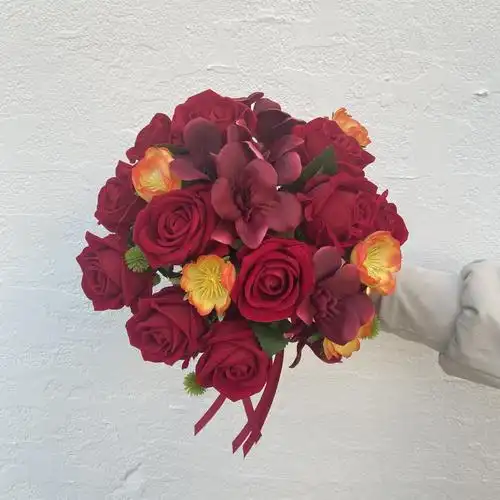 新娘秀禾手捧花中式婚礼设计手拿红色玫瑰永生花新娘手捧花