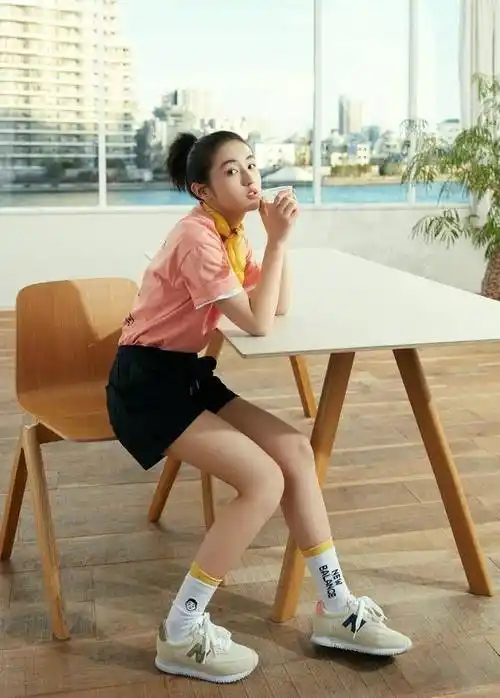 19岁张子枫成代言国际运动品牌,马卡龙系简约甜美,和概念太搭了