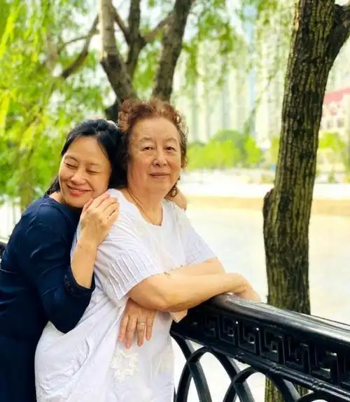 朱曼芳:大女儿是著名演员,小女儿是画家,对偏瘫丈夫不离不弃