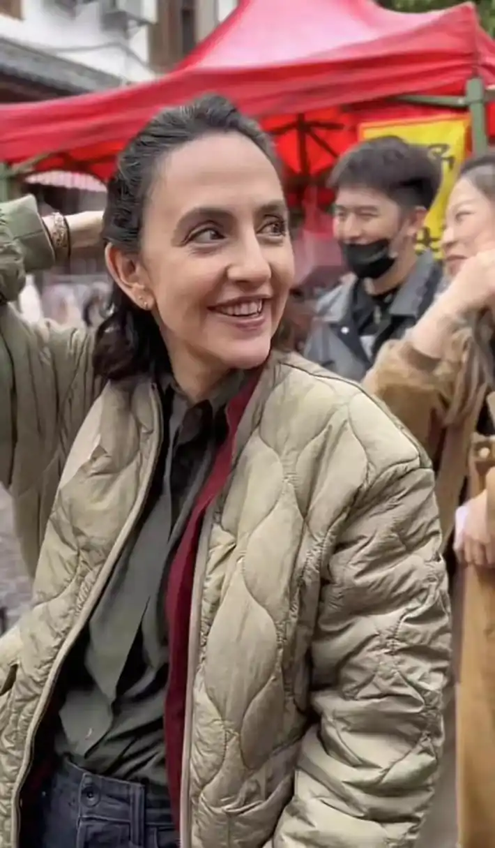 6月16日,有网友偶遇到刘烨老婆,并晒出视频,视频中的安娜穿着军绿色