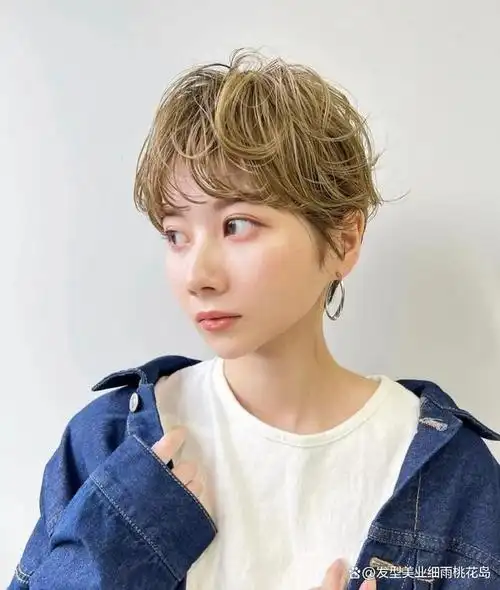 整体发型的设计,以微卷作为主体,卷度刚刚好,层次感非常分明,随意的