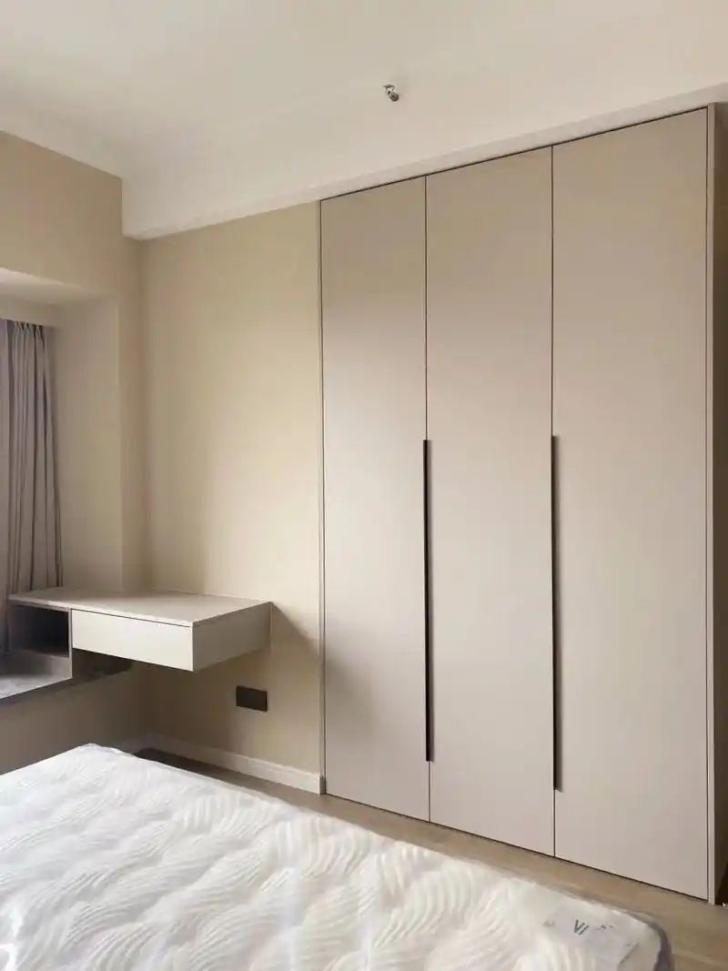 一门到顶的羊绒灰衣柜石家庄全屋定制