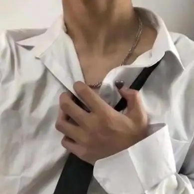 白衬衫露锁骨男生头像