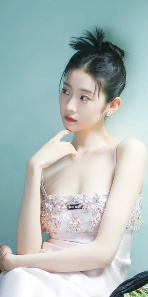 张艺凡,一位自带优雅气质的女孩,容貌和身材皆堪称完美