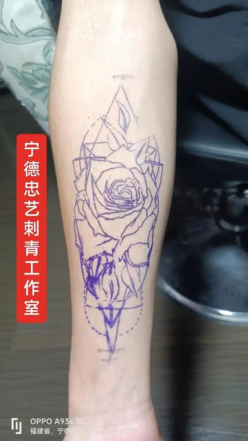 宁德忠艺刺青工作室 小手臂玫瑰花纹身#纹身师日常 #作品分 - 兑趑