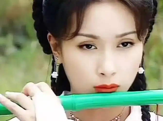 她是最美亚姐, 当小三被正室一巴掌扇出娱乐圈, 今44岁无人娶