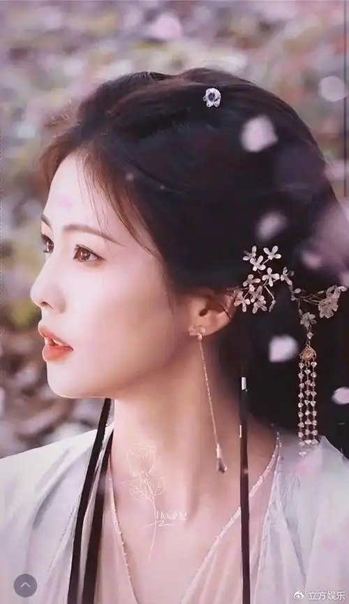 白鹿《白月梵星》出妆路透曝光 浅色古装清新灵动|白月梵星|白鹿|浅色