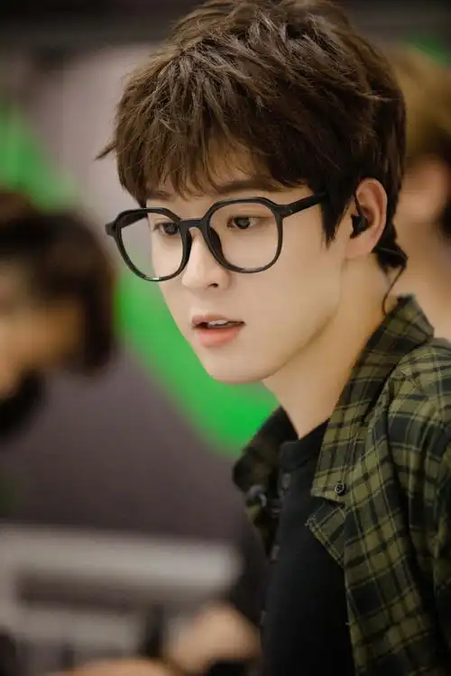 吴宇恒密室大逃脱剧照~ 格子衬衫 黑框眼镜