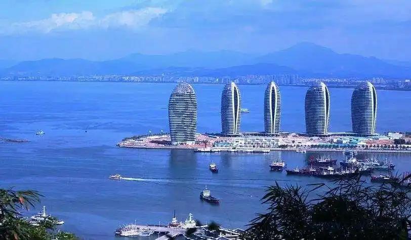 三亚市标志性建筑凤凰岛,国际邮船码头.
