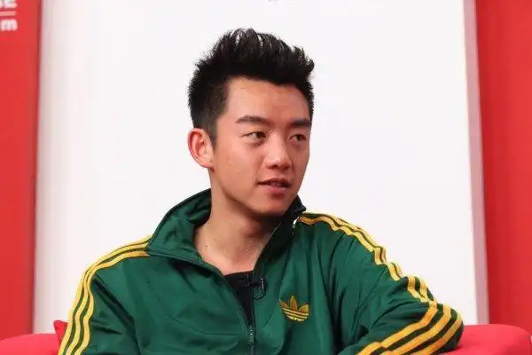 记者问郑恺:听说你很能赚钱,你最多一天赚多少?