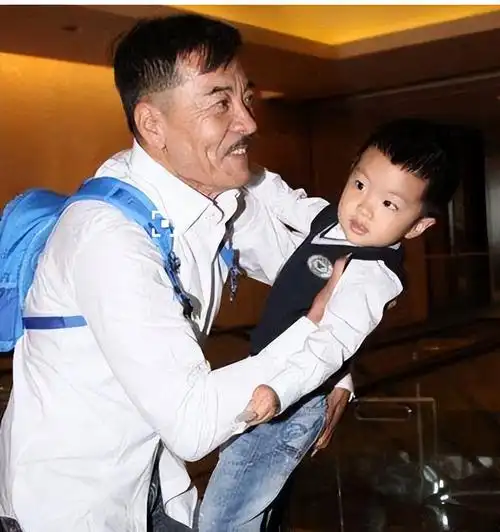 刘威的老婆个人资料(刘威:与多位娱乐圈美女有过恋爱,娶化妆师,现一家