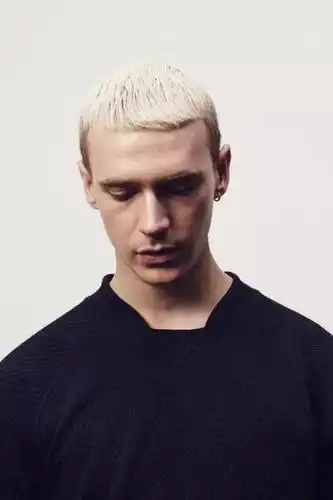 法式平头会适合于大多数脸型,所以,如果你喜欢薄一点儿的发型,那盟