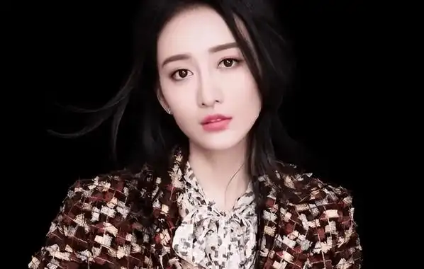 王鸥录制节目照片被曝光,脸部浮肿有双下巴,去年被质疑未婚生子